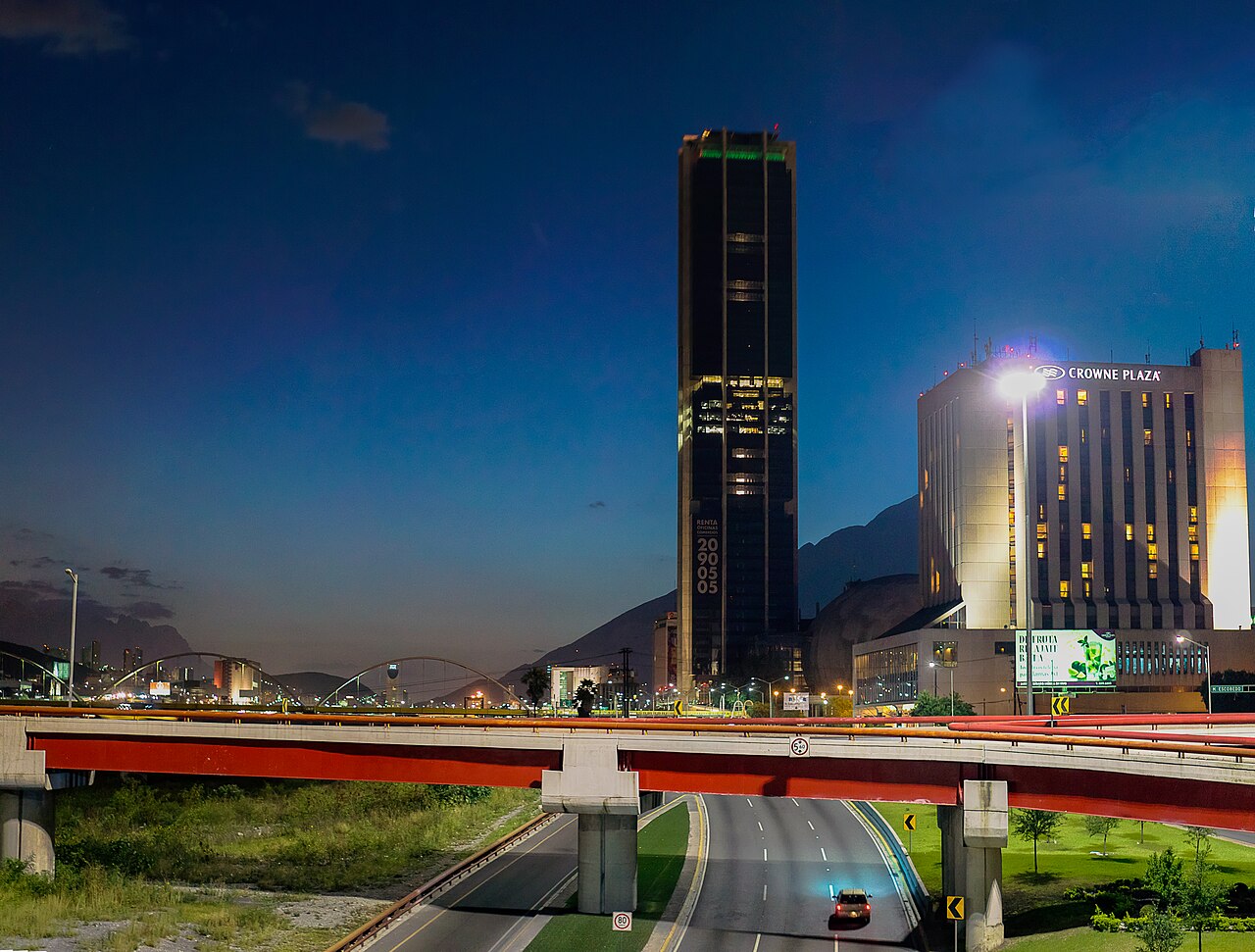 Auditorio y torre Pabellón M de noche
