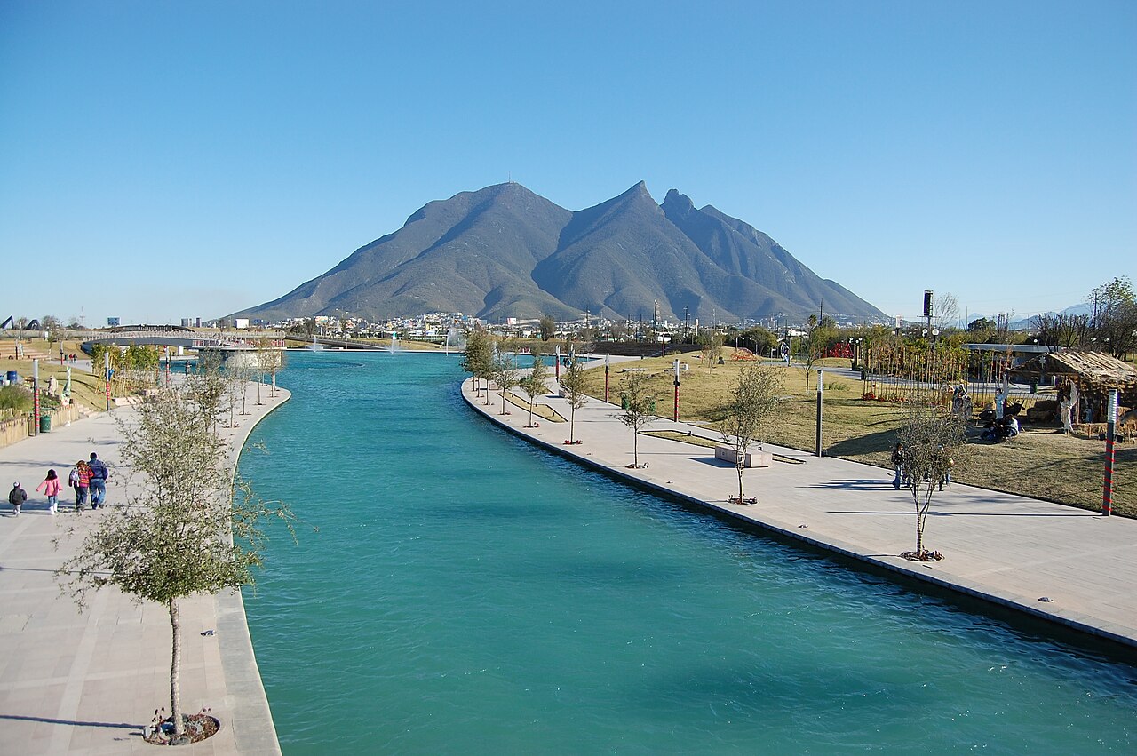 Paseo Santa Lucía iluminado al anochecer
